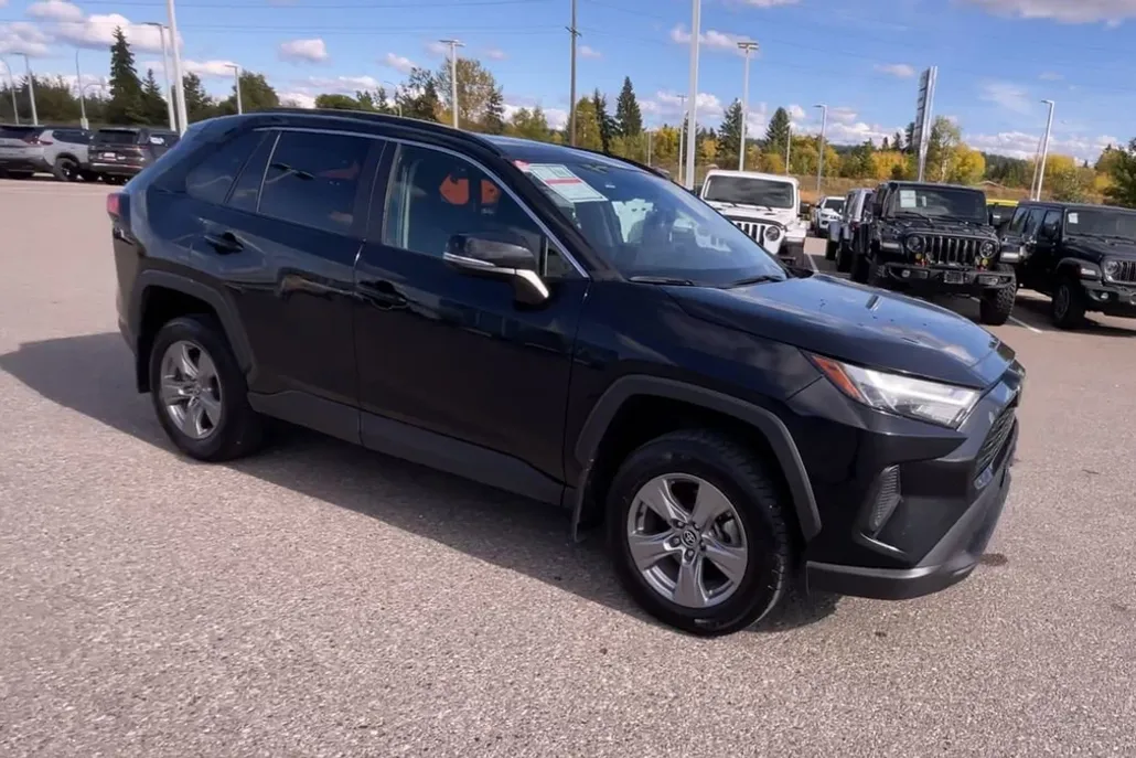 2023 Toyota RAV4 XLE photo 1