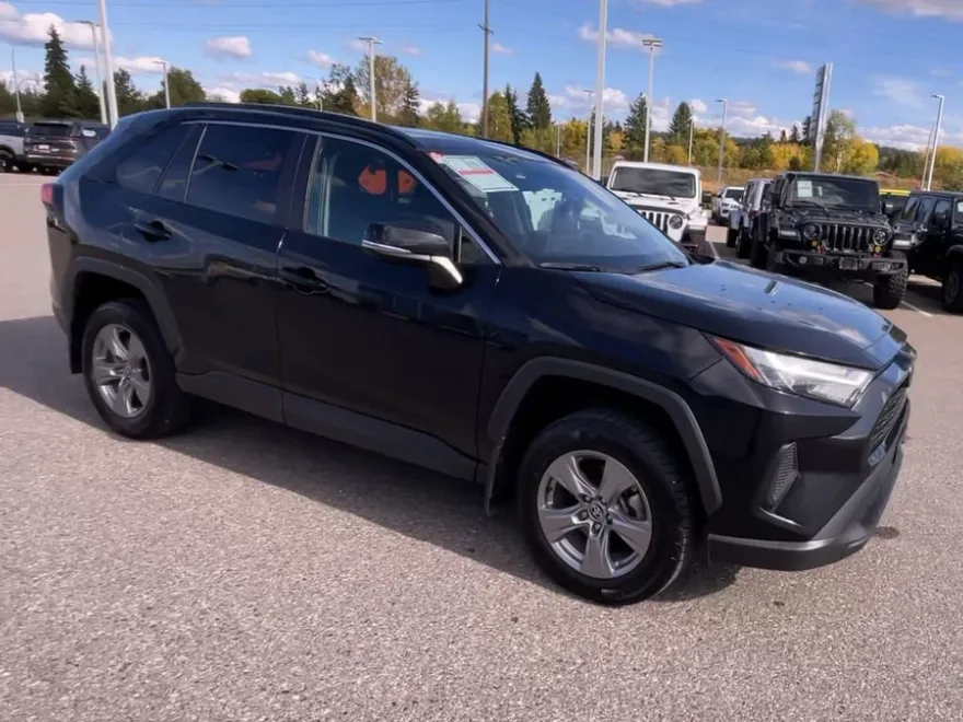 2023 Toyota RAV4 XLE photo 1