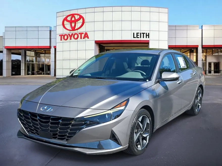2022 Hyundai Elantra SEL photo 1