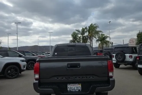 2017 Toyota Tacoma SR5 photo 3