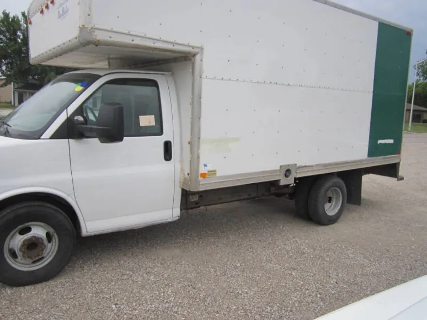 2010 Chevrolet Express 3500 Cutaway photo 1