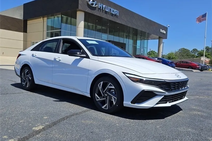 2025 Hyundai Elantra SEL Sport photo 1