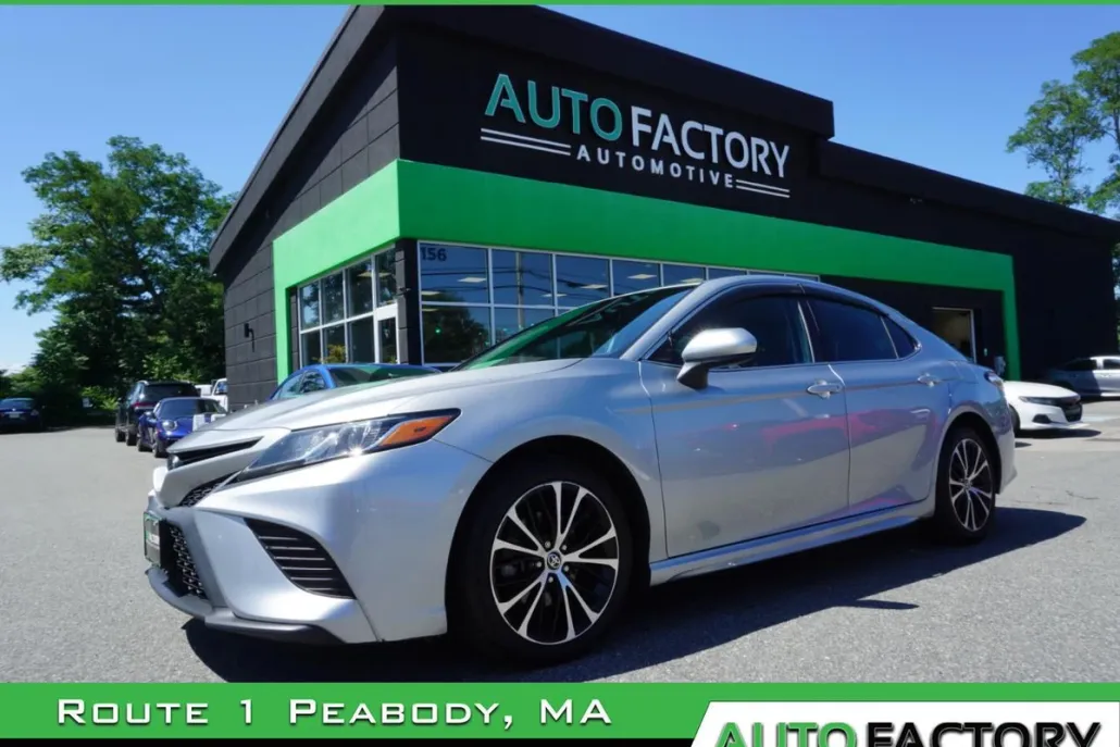 2020 Toyota Camry SE photo 1