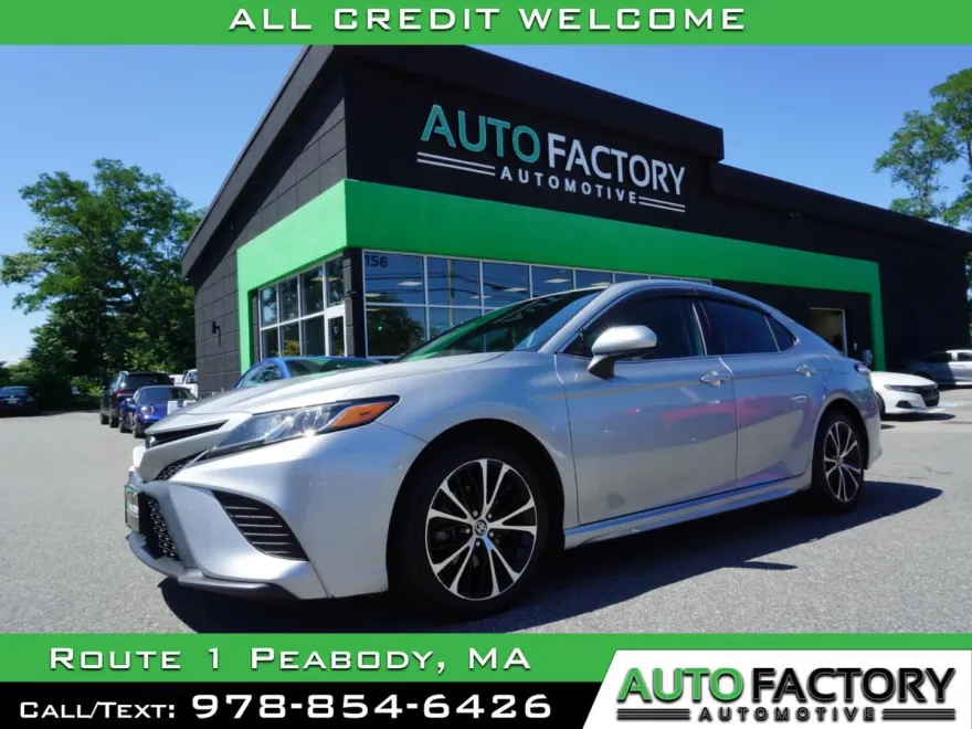 2020 Toyota Camry SE photo 1