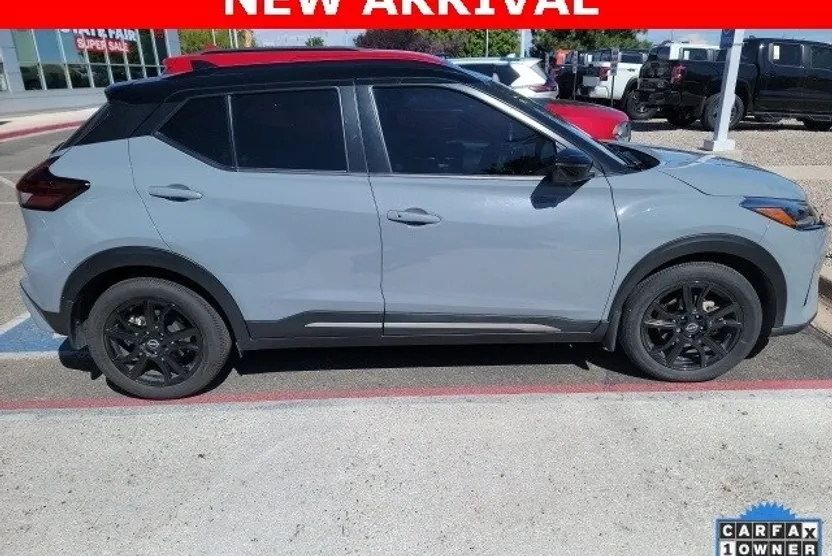 2023 Nissan Kicks SR photo 1