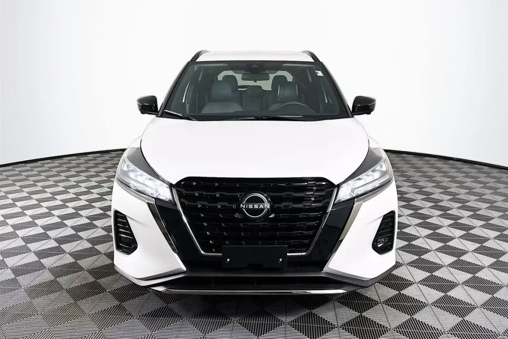2024 Nissan Kicks SR photo 1