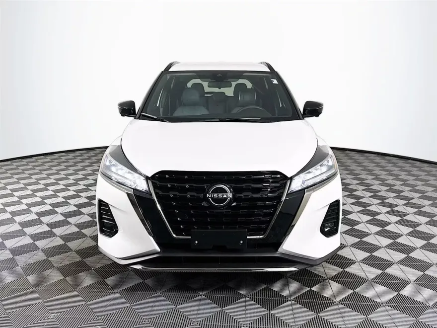 2024 Nissan Kicks SR photo 1