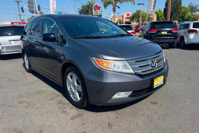 2012 Honda Odyssey Touring photo 1