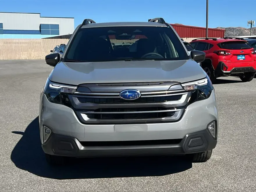 2025 Subaru Forester Premium photo 1
