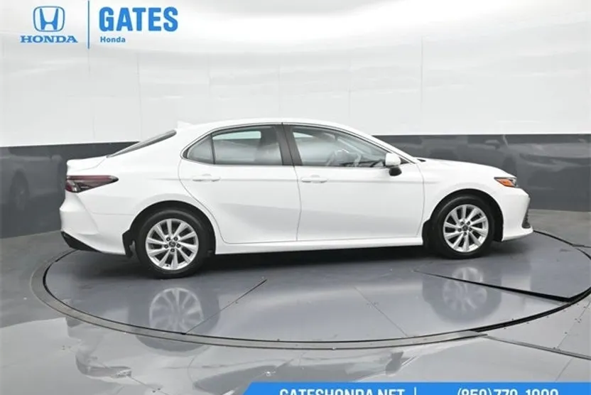 2022 Toyota Camry LE photo 1