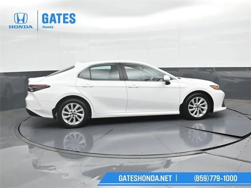 2022 Toyota Camry LE photo 1