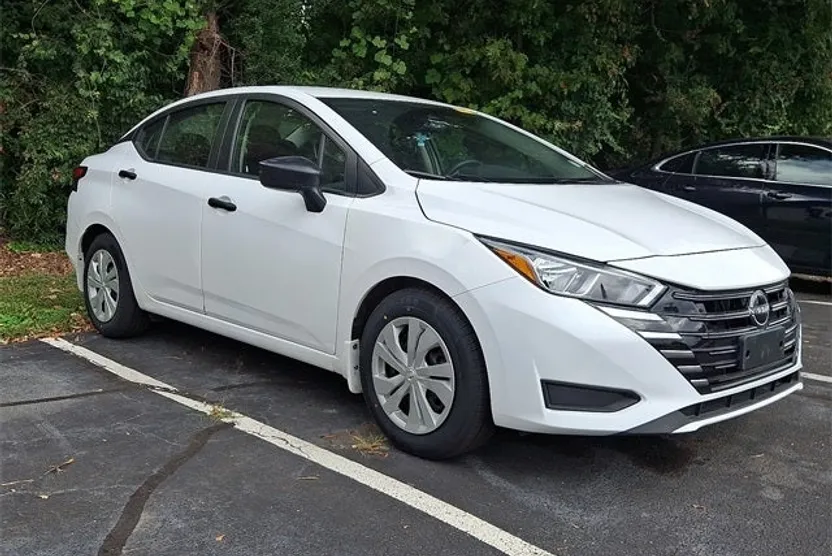2024 Nissan Versa 1.6 S photo 1