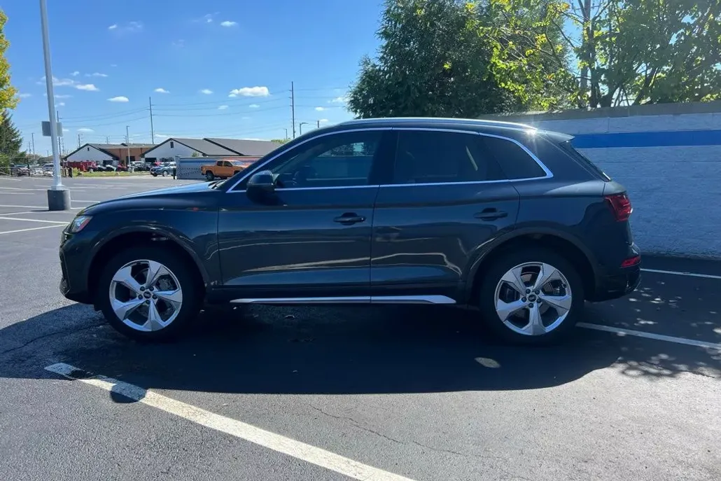 2021 Audi Q5 45 Prestige photo 1