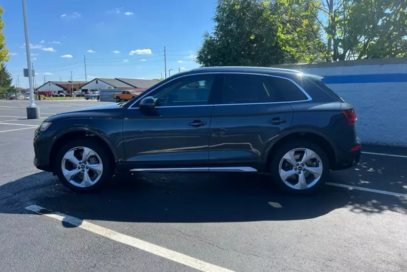 2021 Audi Q5 45 Prestige photo 1