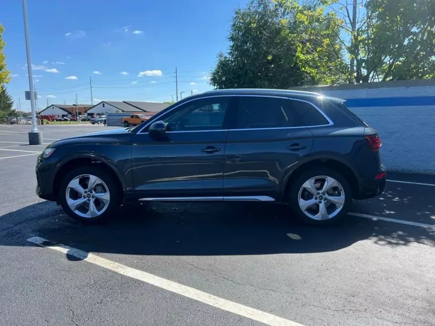 2021 Audi Q5 45 Prestige photo 1