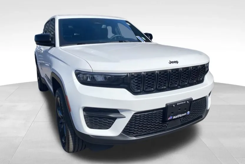 2023 Jeep Grand Cherokee Laredo Altitude photo 1