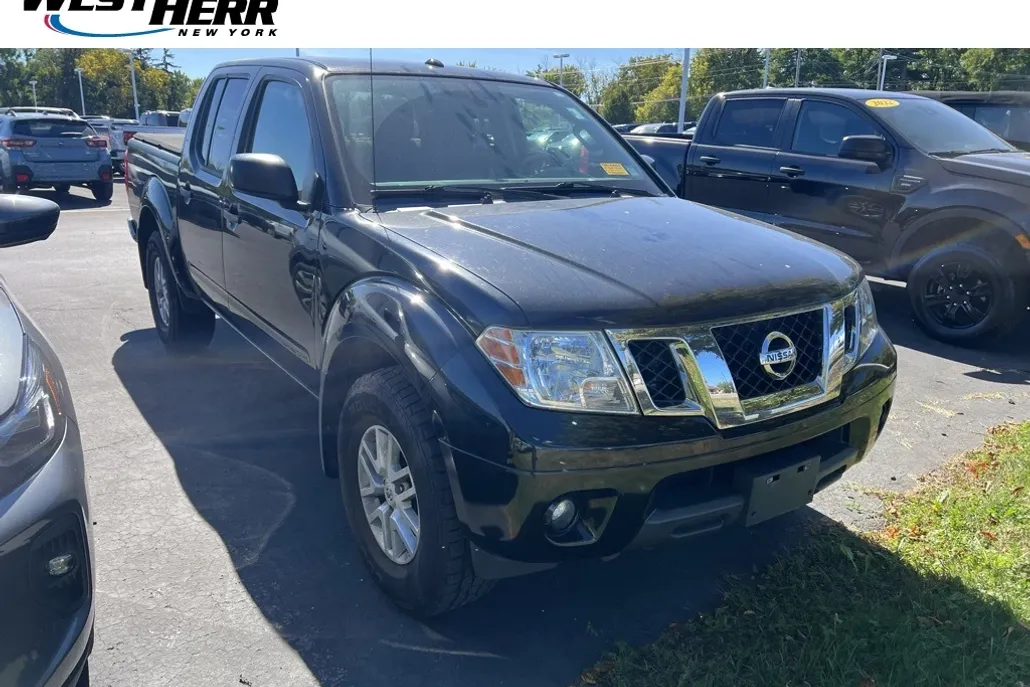 2016 Nissan Frontier SV Crew Cab photo 1