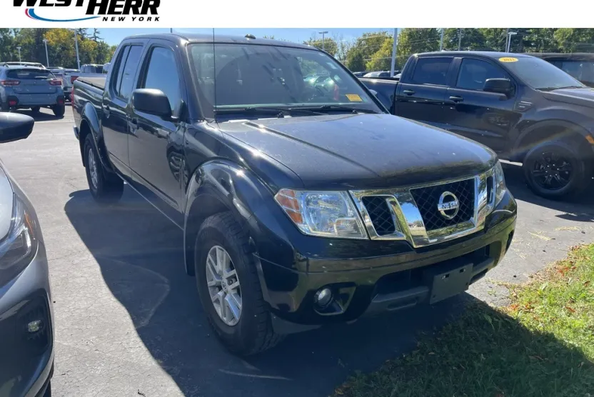 2016 Nissan Frontier SV Crew Cab photo 1