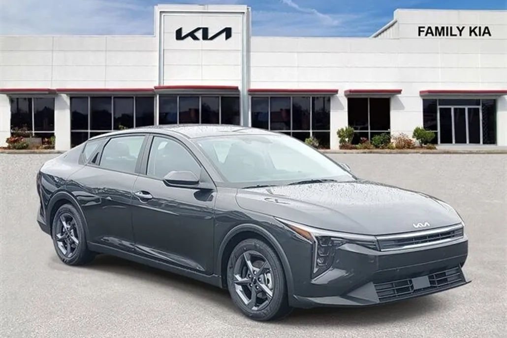 2025 Kia K4 LXS photo 1