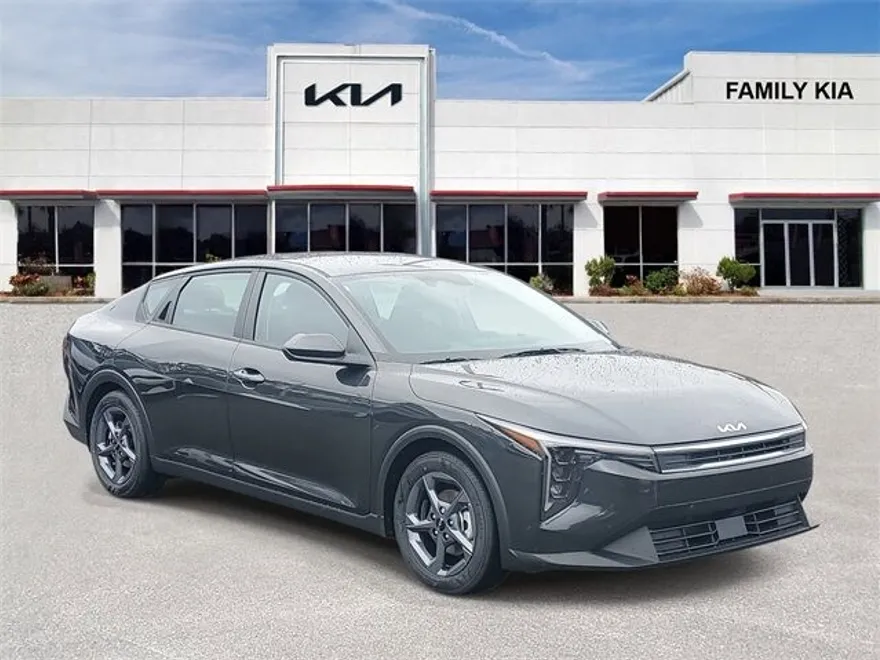 2025 Kia K4 LXS photo 1