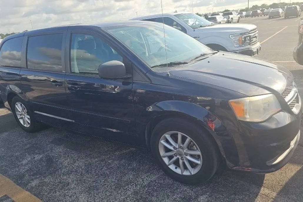 2013 Dodge Grand Caravan SXT photo 1