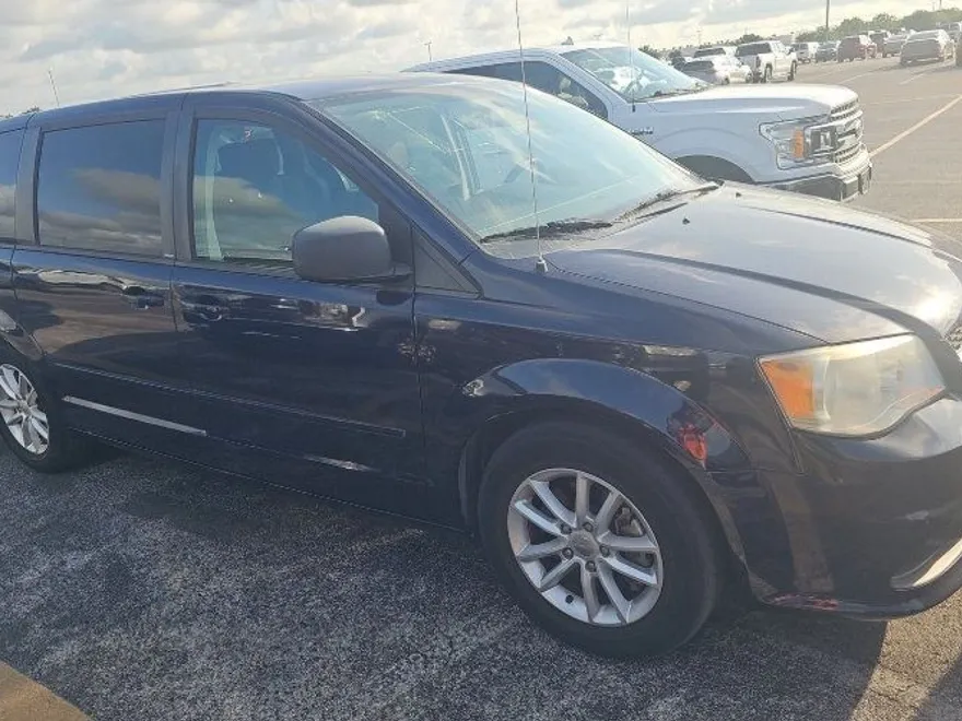 2013 Dodge Grand Caravan SXT photo 1