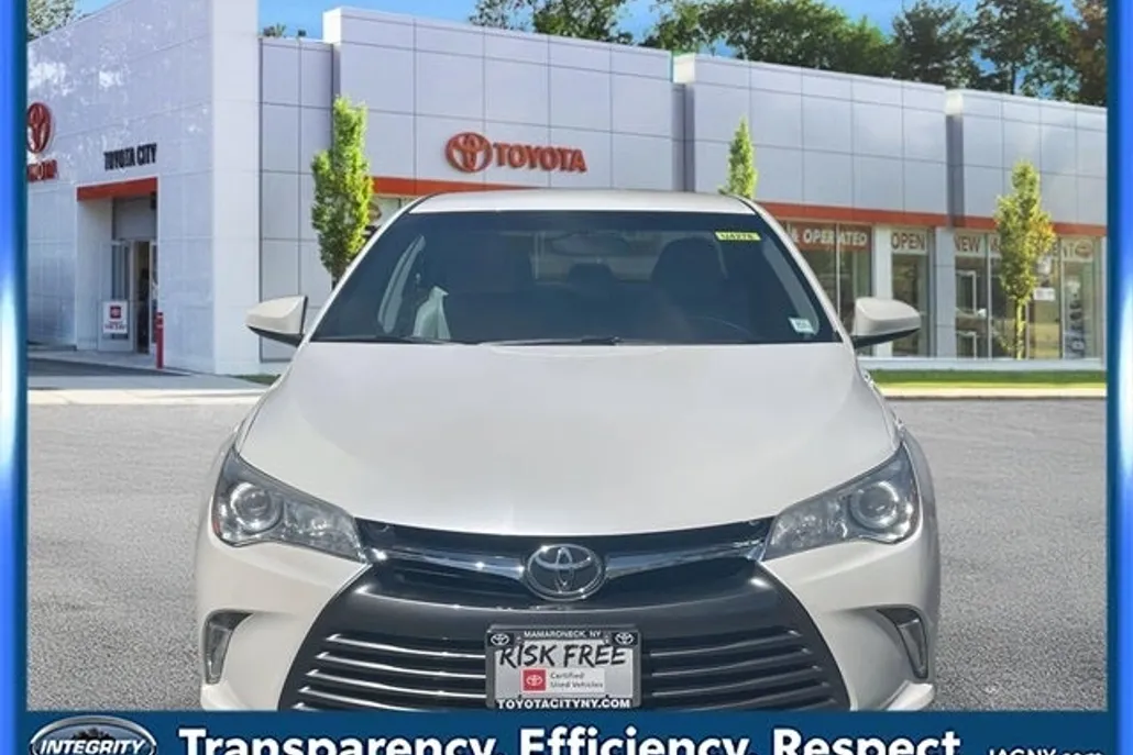 2017 Toyota Camry XLE photo 1