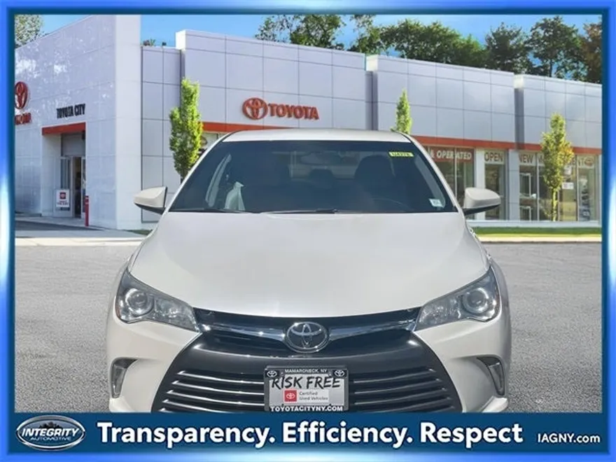 2017 Toyota Camry XLE photo 1