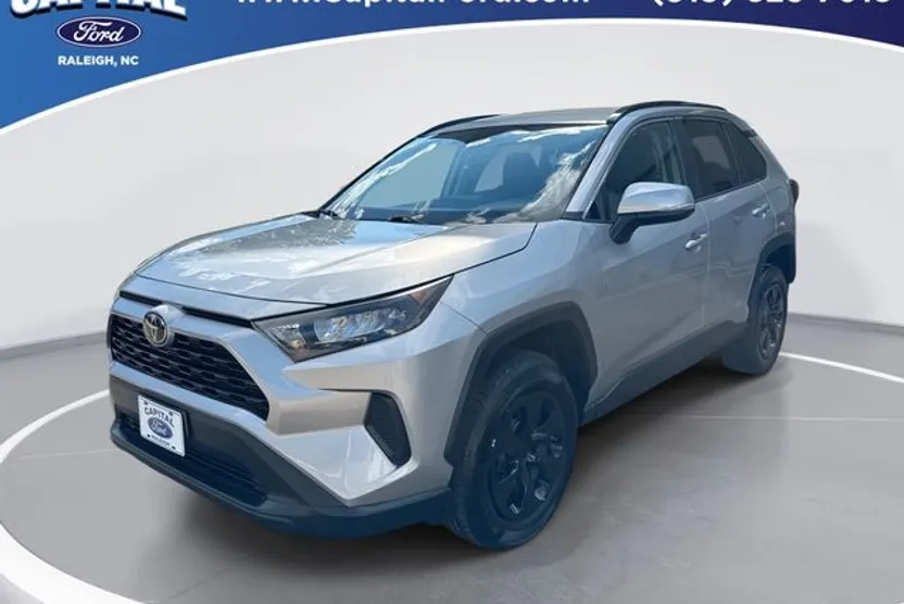 2019 Toyota RAV4 LE photo 1