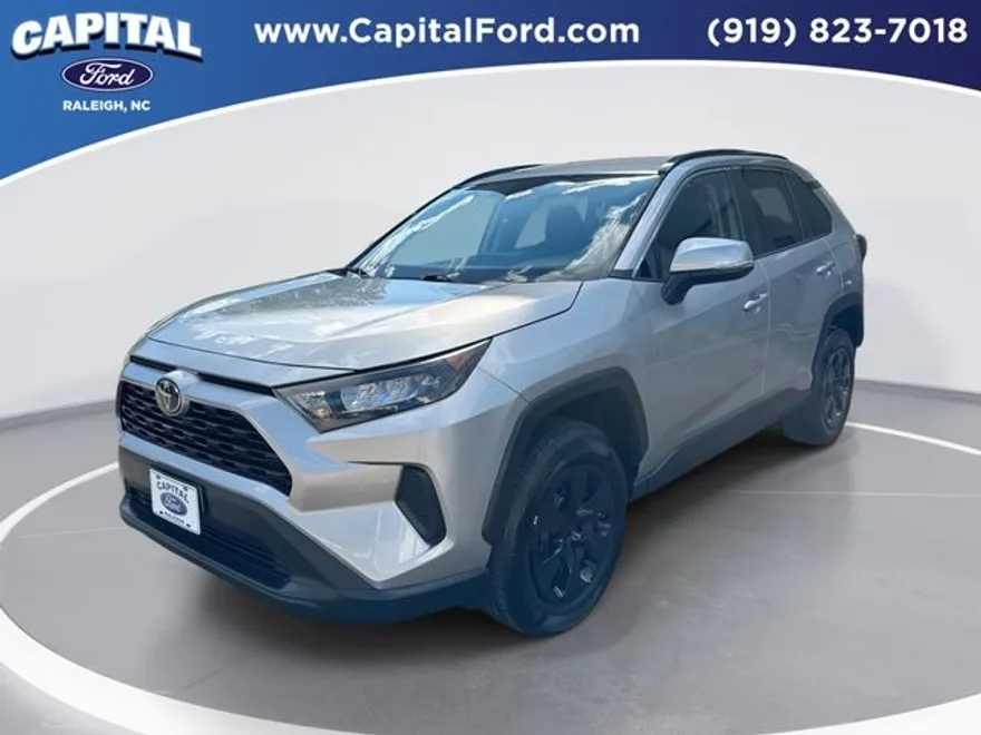 2019 Toyota RAV4 LE photo 1