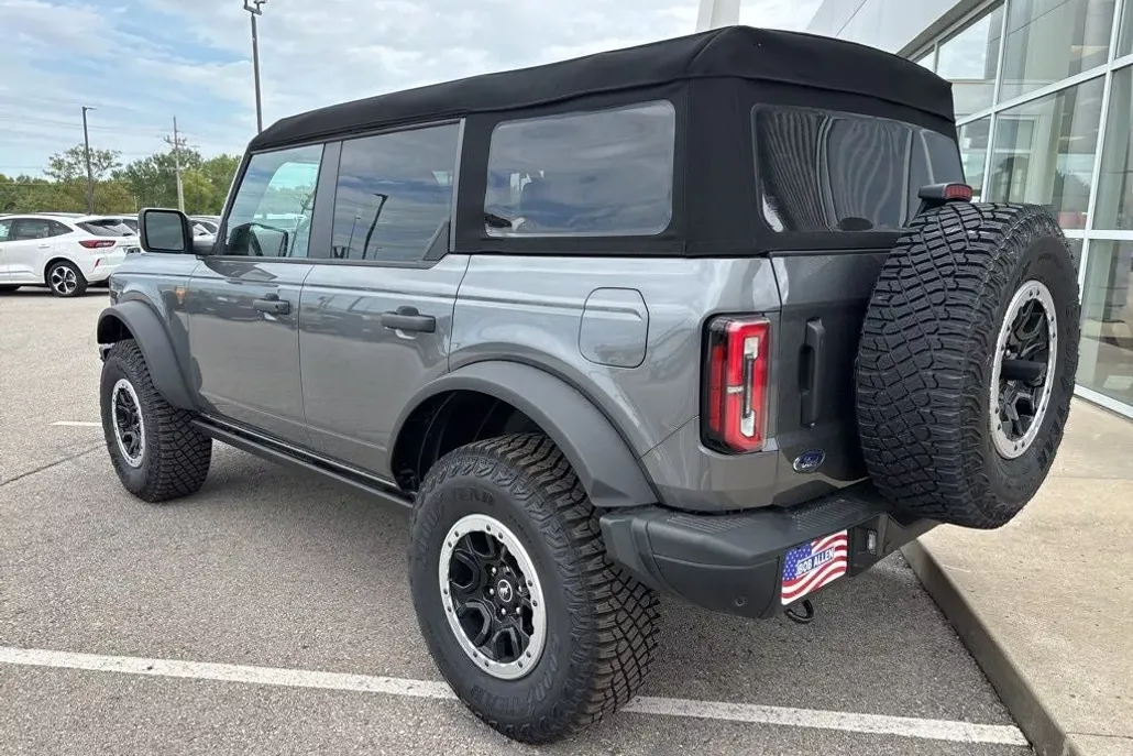 2024 Ford Bronco Badlands photo 1