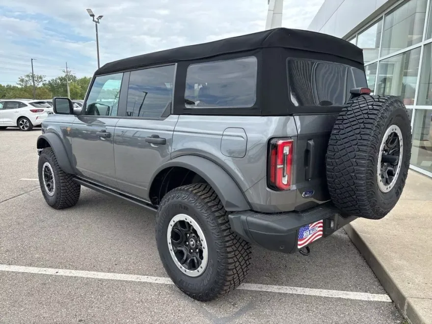 2024 Ford Bronco Badlands photo 1