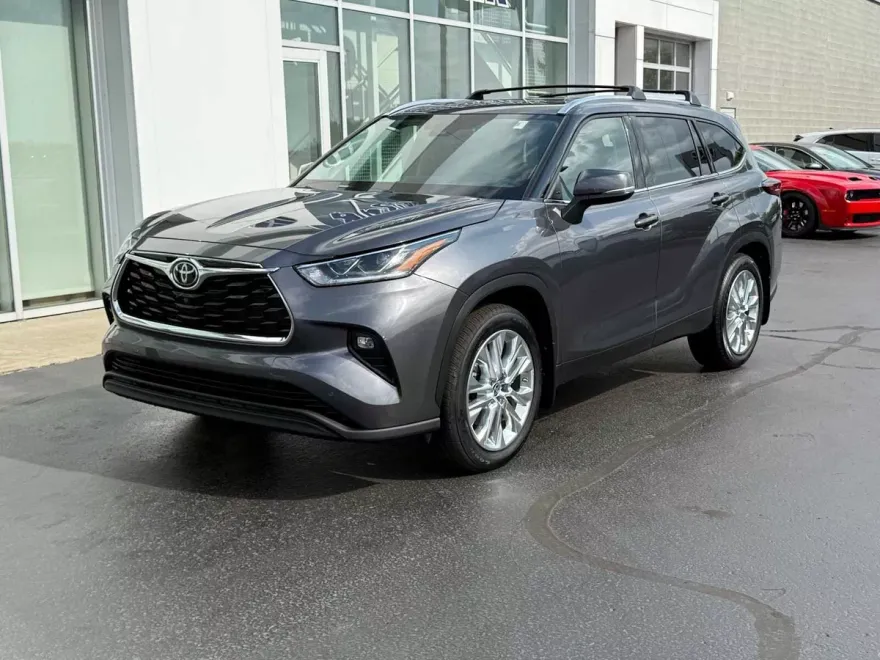 2022 Toyota Highlander Limited photo 1