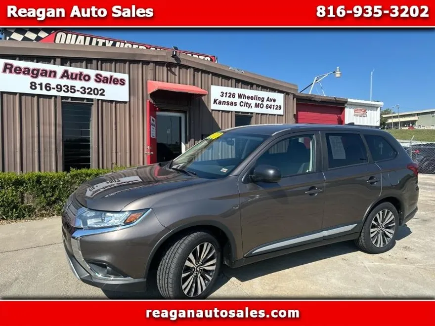 2019 Mitsubishi Outlander ES photo 1