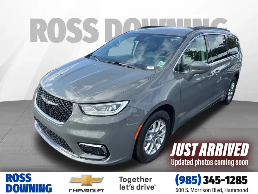 2022 Chrysler Pacifica Touring L photo 1