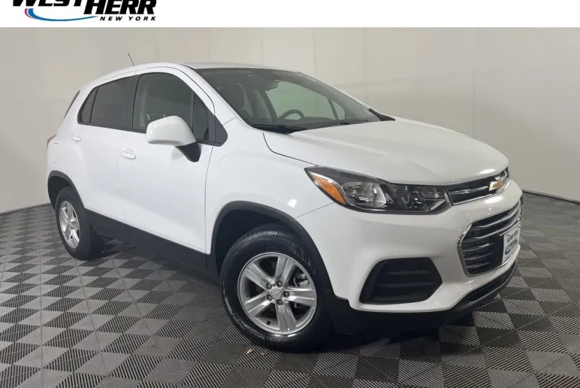 2022 Chevrolet Trax LS photo 1