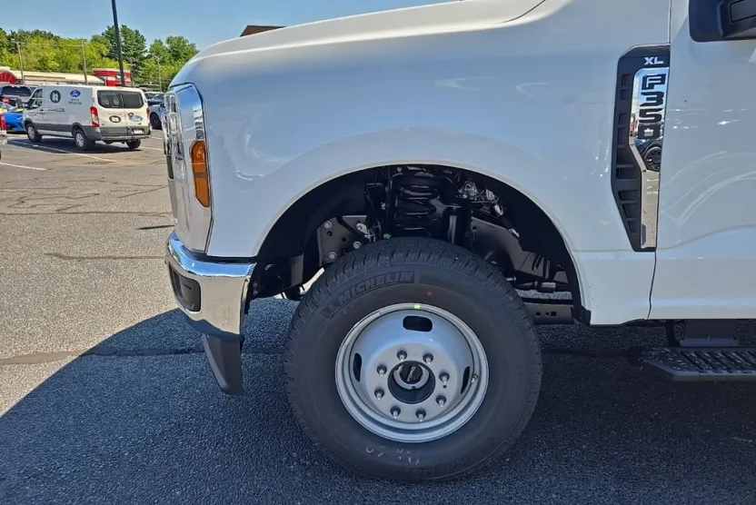 2025 Ford F-350 photo 1