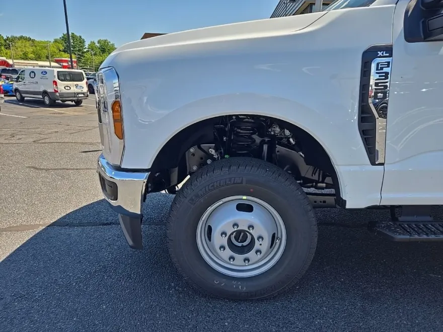 2025 Ford F-350 photo 1