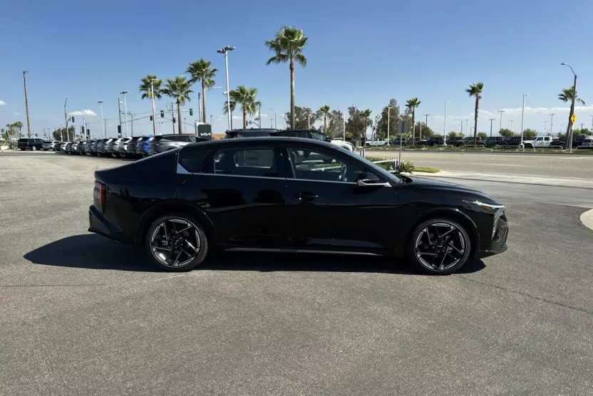 2025 Kia K4 GT-Line photo 1