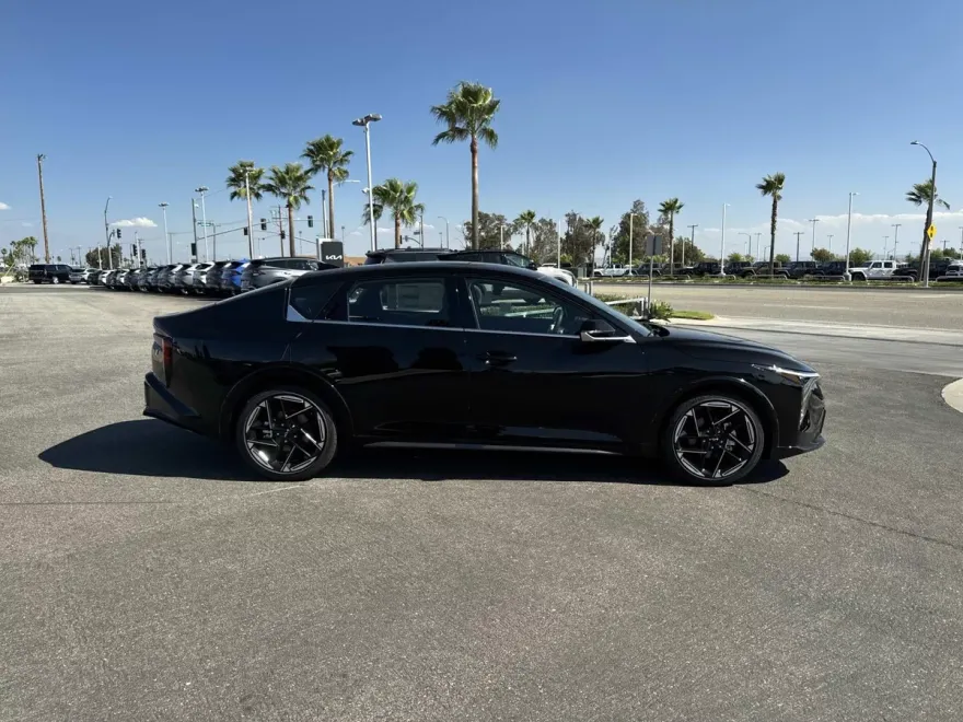 2025 Kia K4 GT-Line photo 1