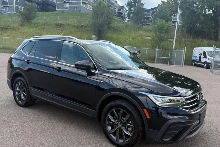 2022 Volkswagen Tiguan SE photo 1