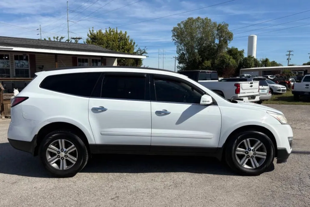 2016 Chevrolet Traverse 2LT photo 1