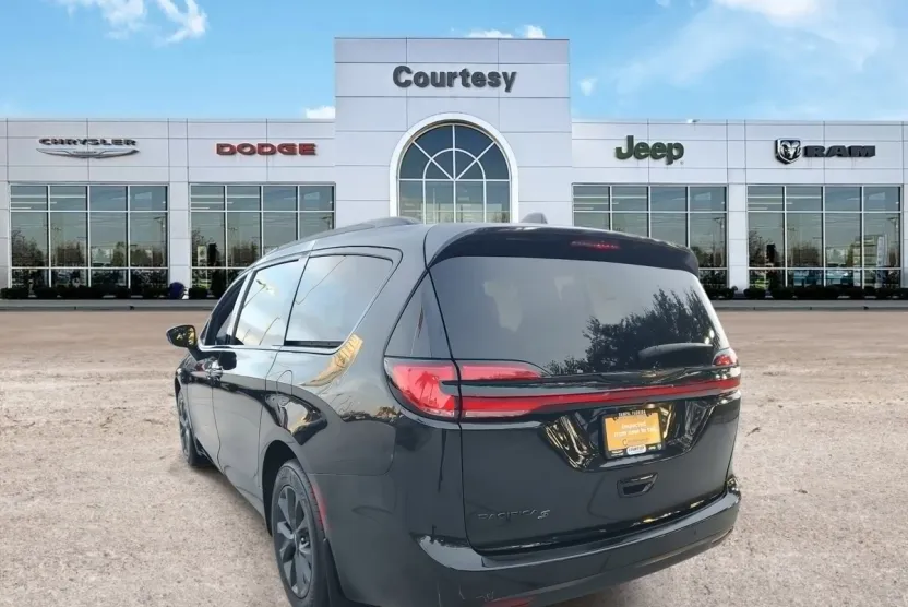 2021 Chrysler Pacifica Touring L photo 1