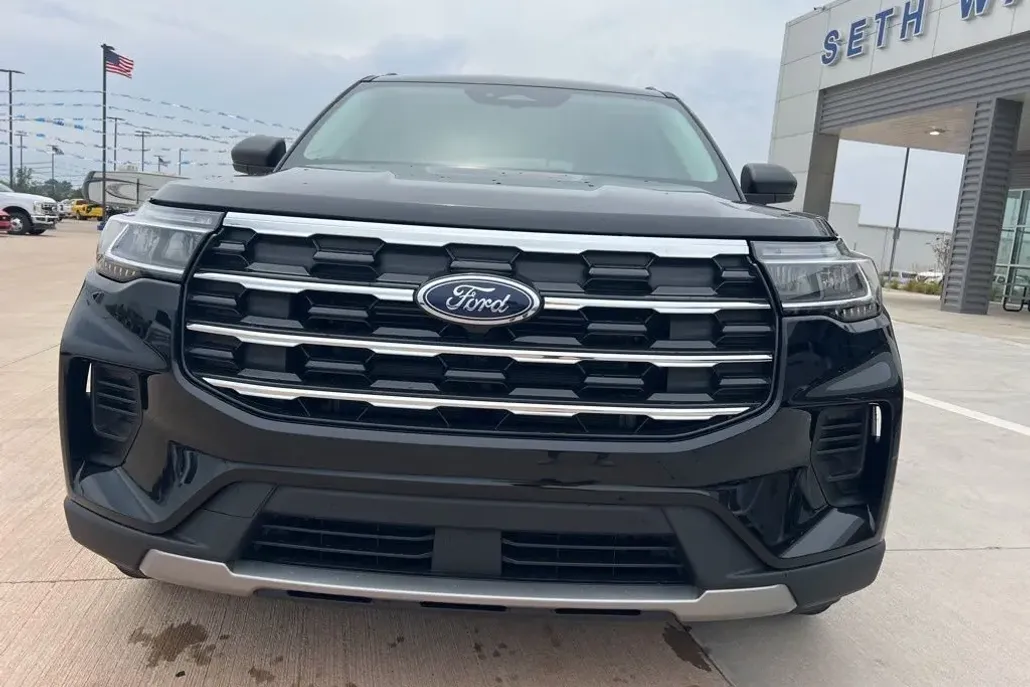 2025 Ford Explorer photo 1