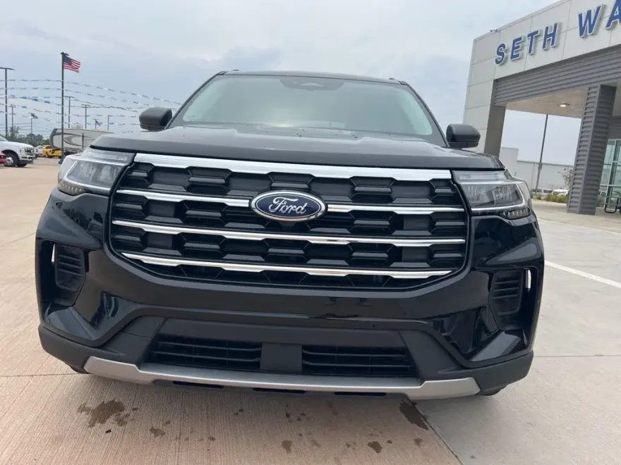 2025 Ford Explorer photo 1