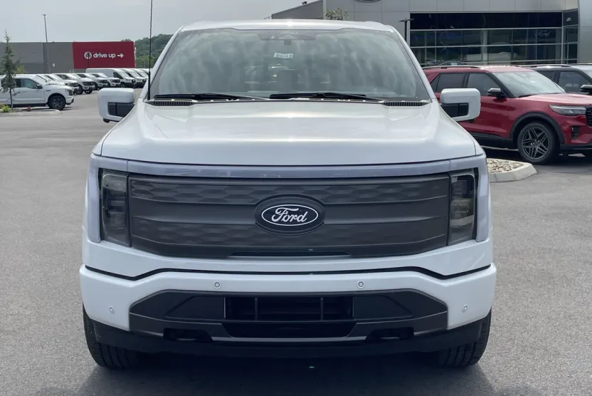 2025 Ford F-150 Lightning Lariat photo 1