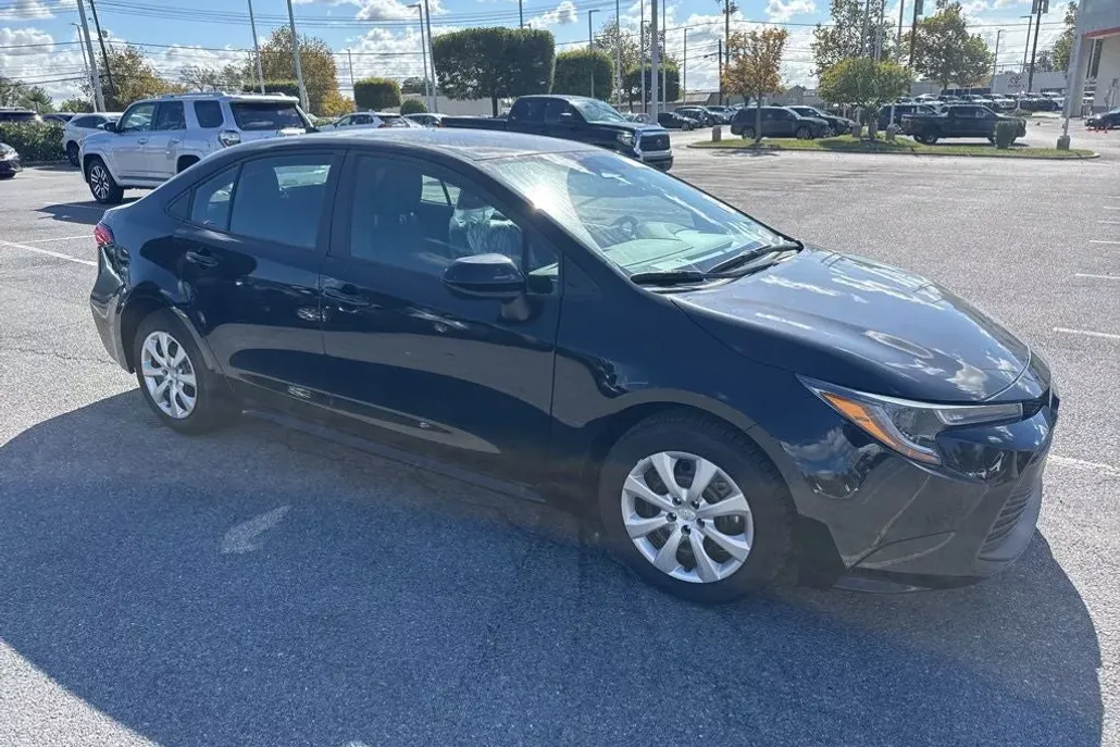 2025 Toyota Corolla LE photo 1