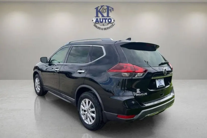2018 Nissan Rogue SV photo 1