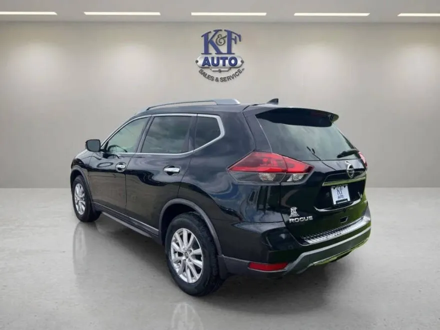 2018 Nissan Rogue SV photo 1