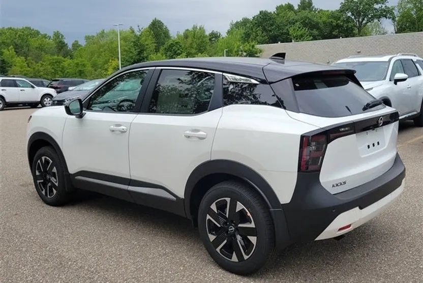 2025 Nissan Kicks SV photo 1